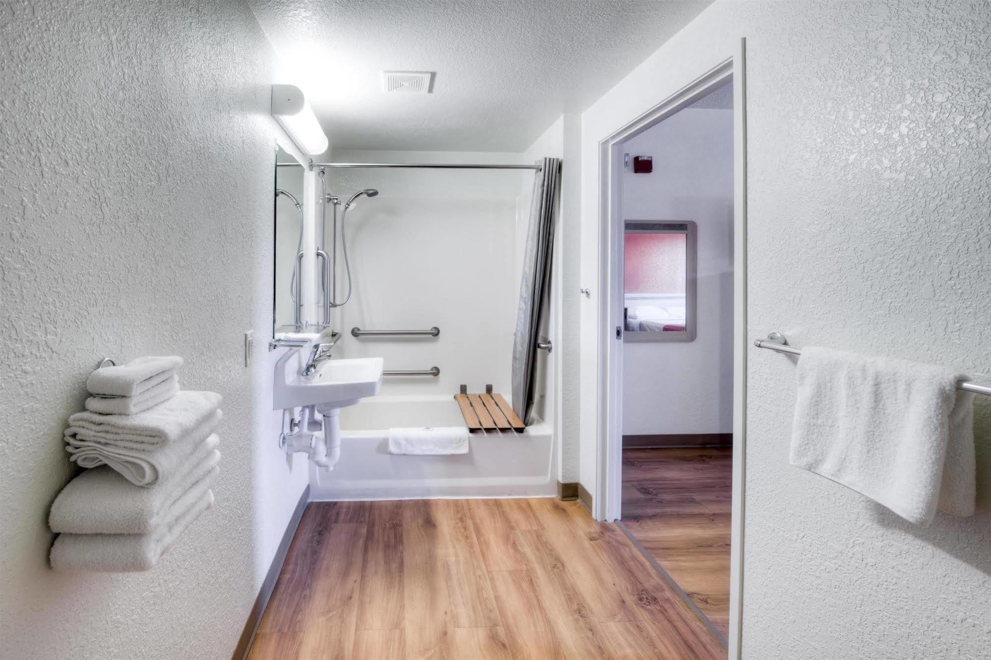 Hotel 6-niantic, Ct - New London Niantic